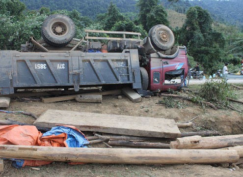 Hiện trường vụ xe chở gỗ bị tai nạn làm 10 người chết tại Nghệ An ngày 7-12. Ảnh: NGUYÊN KHANH